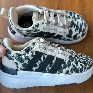 Only wore 1 time cute adidas shoes